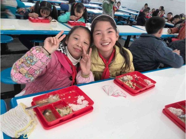 上海妖精视频在线免费观看餐具有限公司震后灾区“爱心点点”世纪苗系列餐具使用情况的回访活动